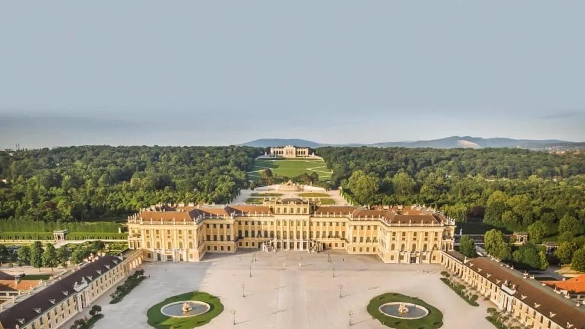 Palácio de Schönbrunn, uma obra-prima barroca, um ícone da arquitetura imperial.