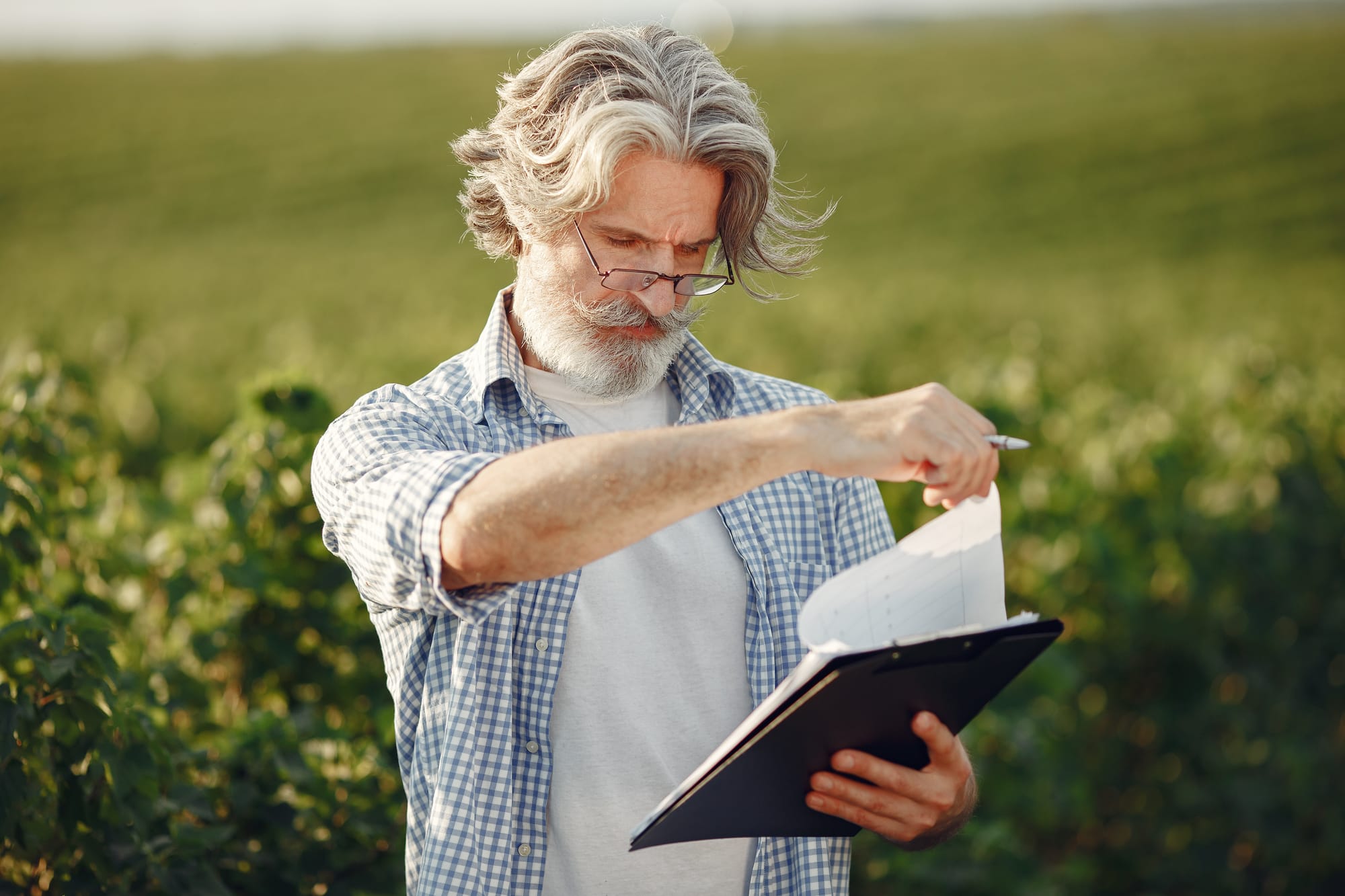 Foto com homem no Registro Rural: Regularização de Propriedades Rurais no Brasil
