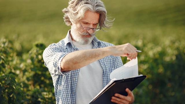 Foto com homem no Registro Rural: Regularização de Propriedades Rurais no Brasil