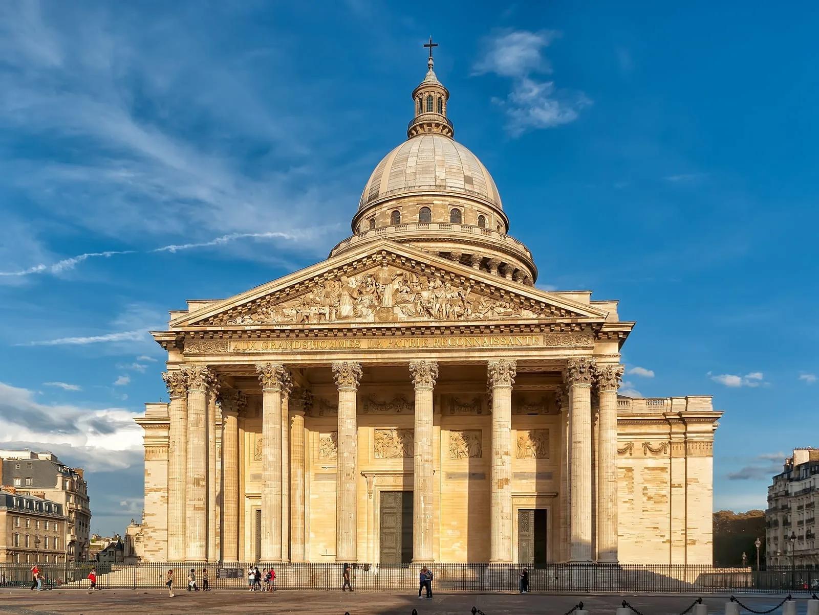 Panteão de Paris Panteão de Paris com o pórtico de colunas coríntias e a grande cúpula, visto de frente