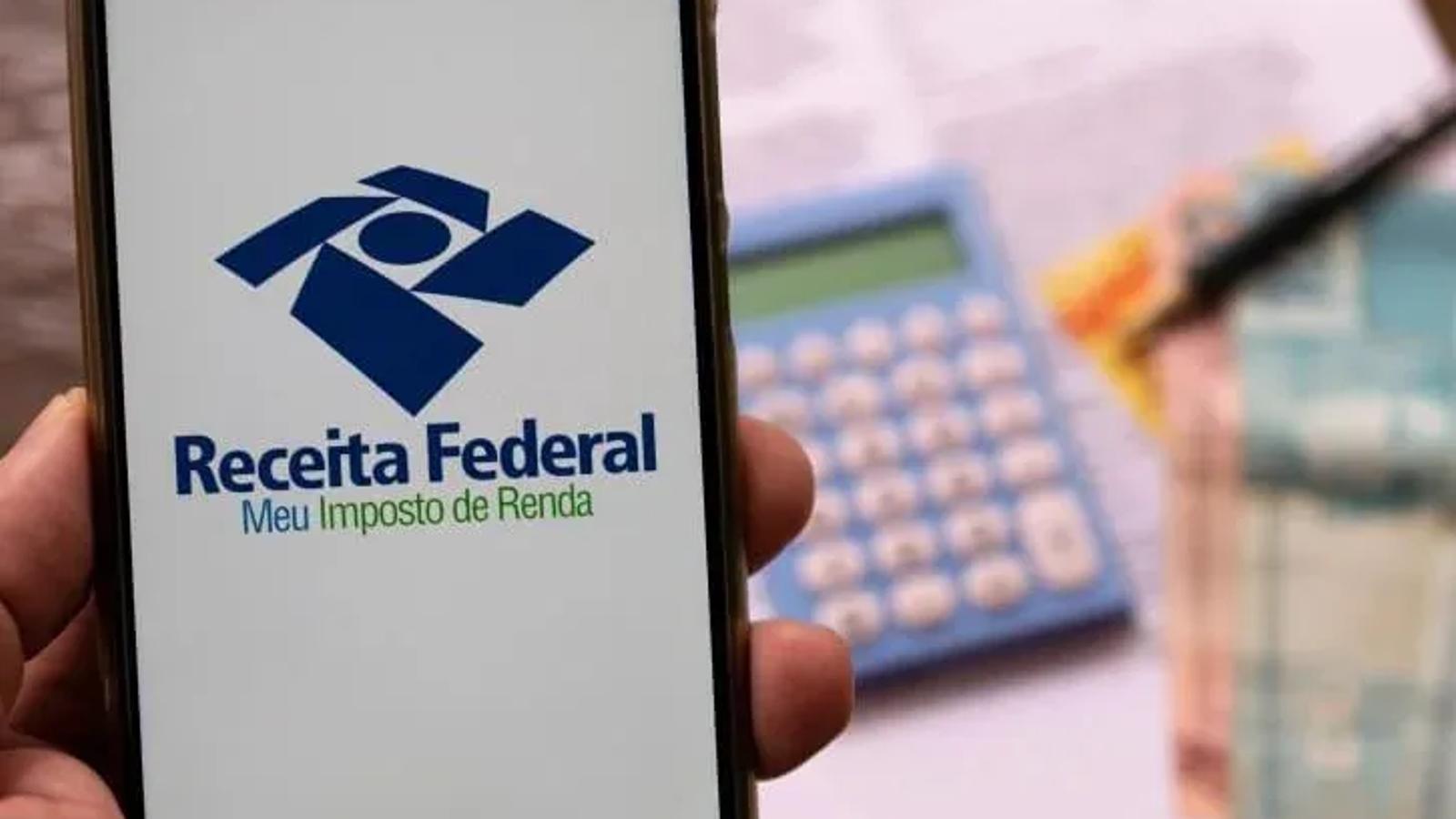Celular com aplicativo da Receita Federal aberto na tela.