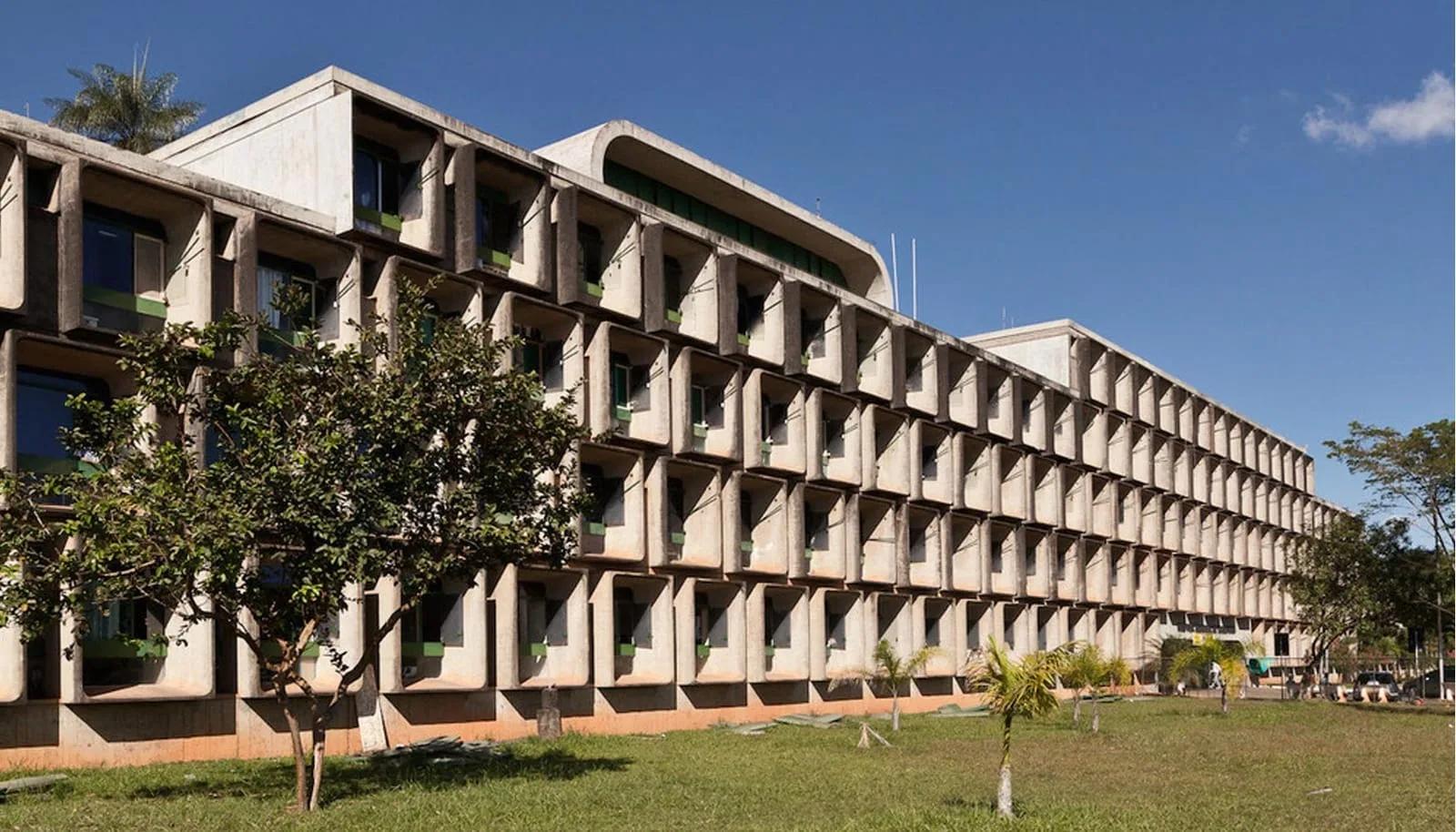 Fachada do Hospital de Taguatinga, com brises de concreto aparente e gramado em frente