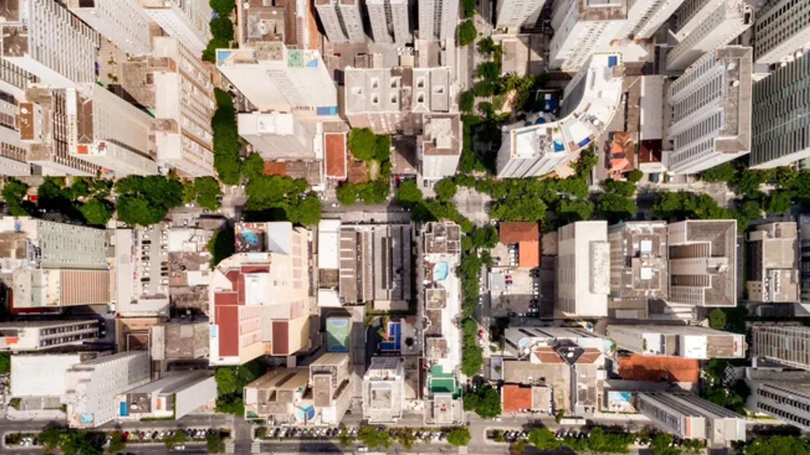 Vista aérea de área urbana de uma cidade.