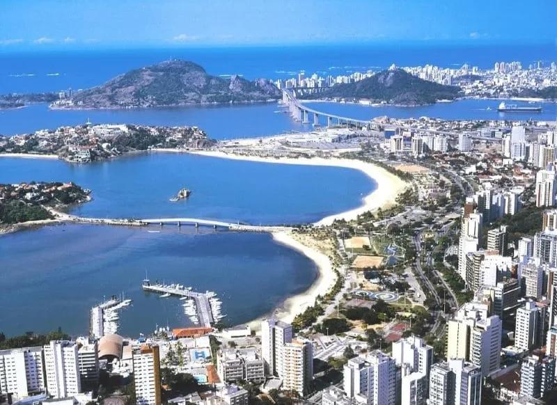 Vista aérea de Vitória, no Espírito Santo, com a baía, praias, ilhas e uma ponte ao fundo