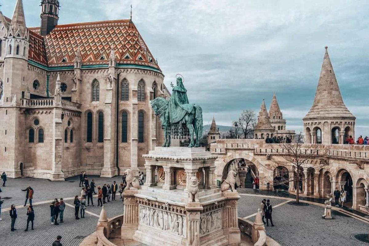 Viaje na arquitetura de Budapeste, na Hungria.