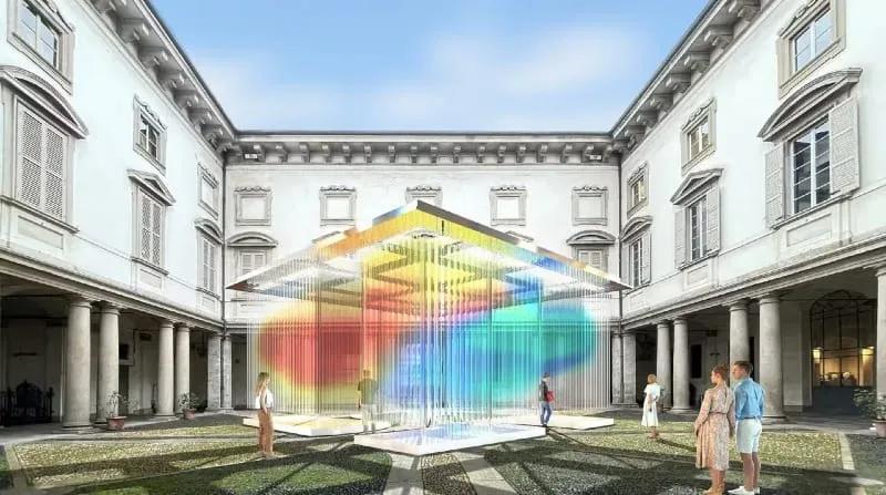 Cubo de tubos de tecido translúcido em degradê de cores no pátio do Palazzo Litta, instalação StraordinAria de we+ para Elica