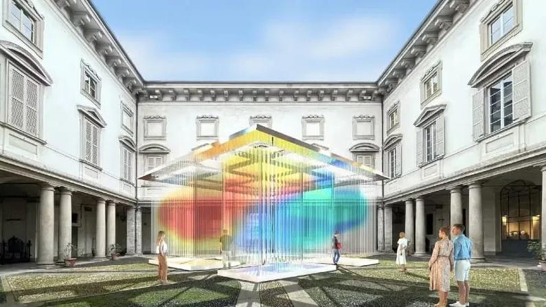 Fuorisalone 2024: StraordinAria, de we+ para Elica Cubo de tubos de tecido translúcido em degradê de cores no pátio do Palazzo Litta, instalação StraordinAria de we+ para Elica