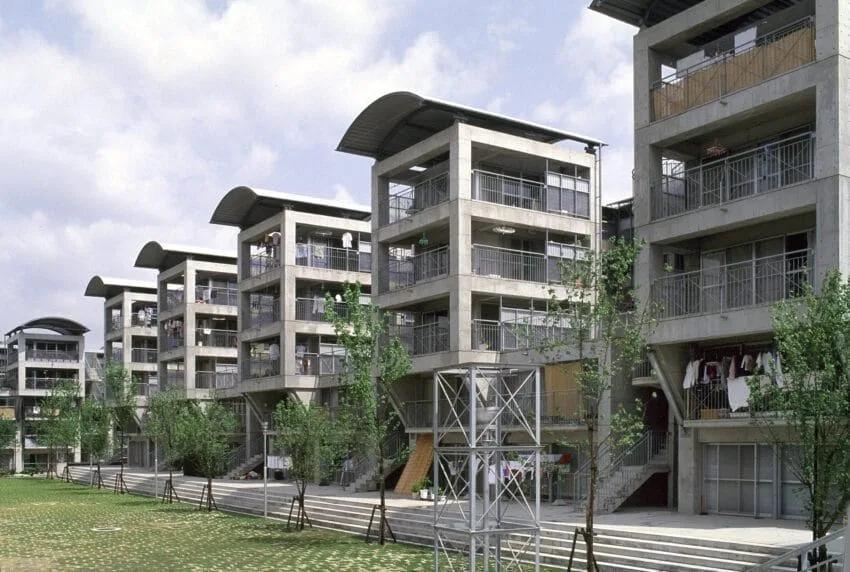 Conjunto habitacional de Hotakubo, em Kumamoto, com blocos baixos em torno de um pátio comum
