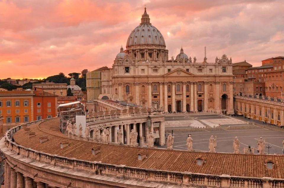Basílica de São Pedro, Vaticano Basílica de São Pedro, no Vaticano, vista do alto da colunata ao entardecer