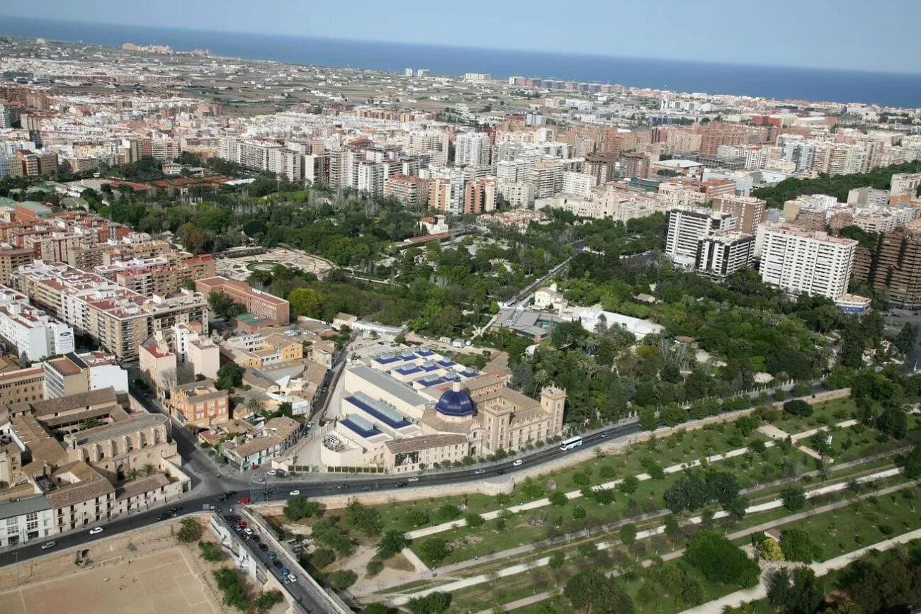 Jardim do Túria e o mar ao fundo Vista aérea do Jardim do Túria com áreas verdes, edifícios às margens e o mar ao fundo