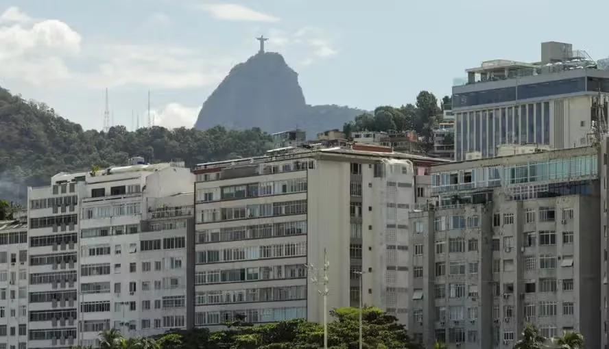 Prédios residenciais de Copacabana, no Rio de Janeiro, com o Cristo Redentor ao fundo