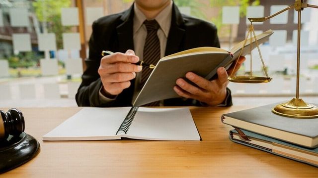 Perito Judicial escrevendo Laudo Técnico.