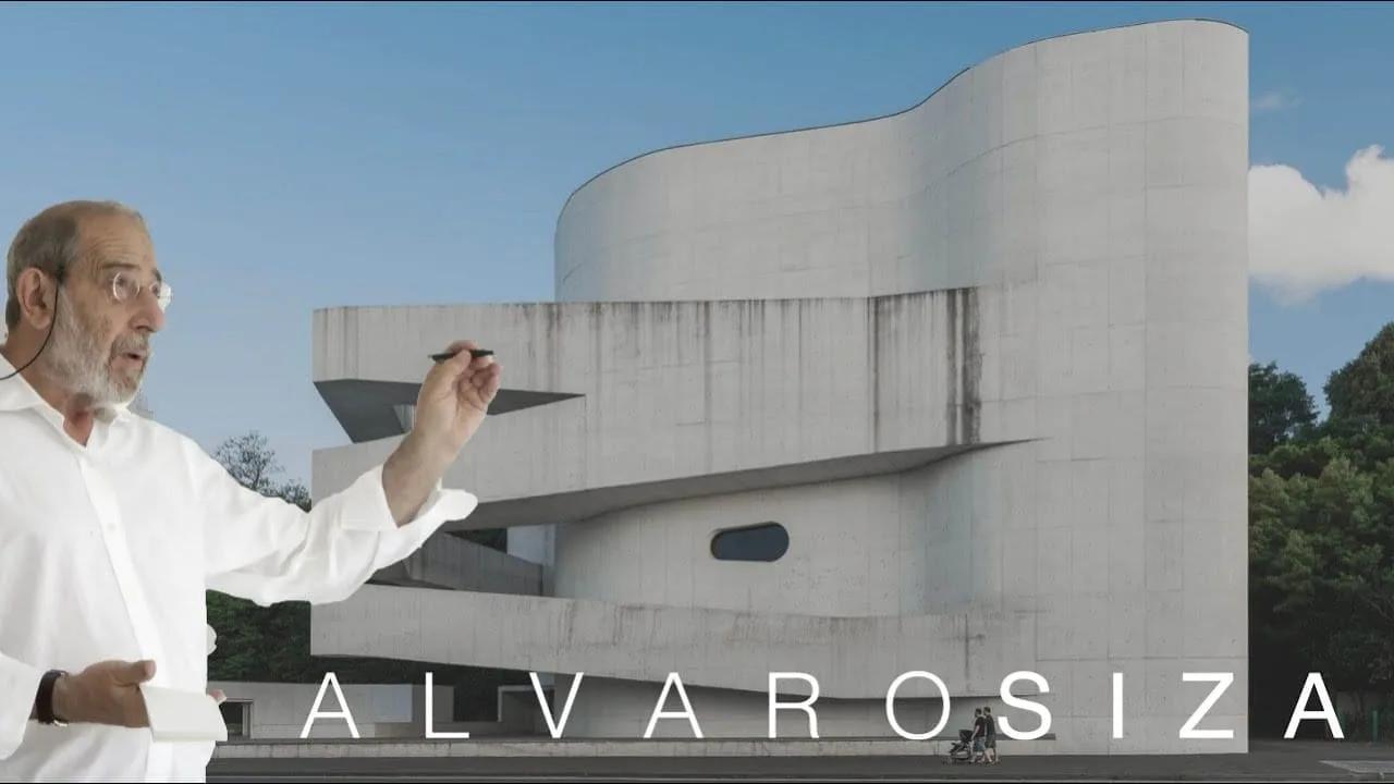 Álvaro Siza diante da Fundação Iberê Camargo, edifício branco de concreto com rampas externas, em Porto Alegre
