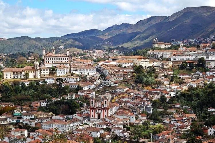Panorama de Ouro Preto Vista geral de Ouro Preto com casario e igrejas espalhados pelas encostas