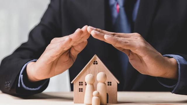 Homem cuidando da maquete de uma casa.