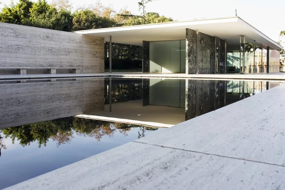 Pavilhão de Barcelona Pavilhão de planos horizontais de pedra e vidro com espelho d'água