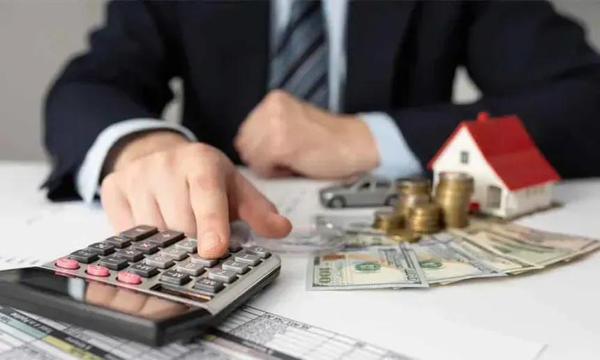 Foto de pessoa calculando patrimônio da empresa.