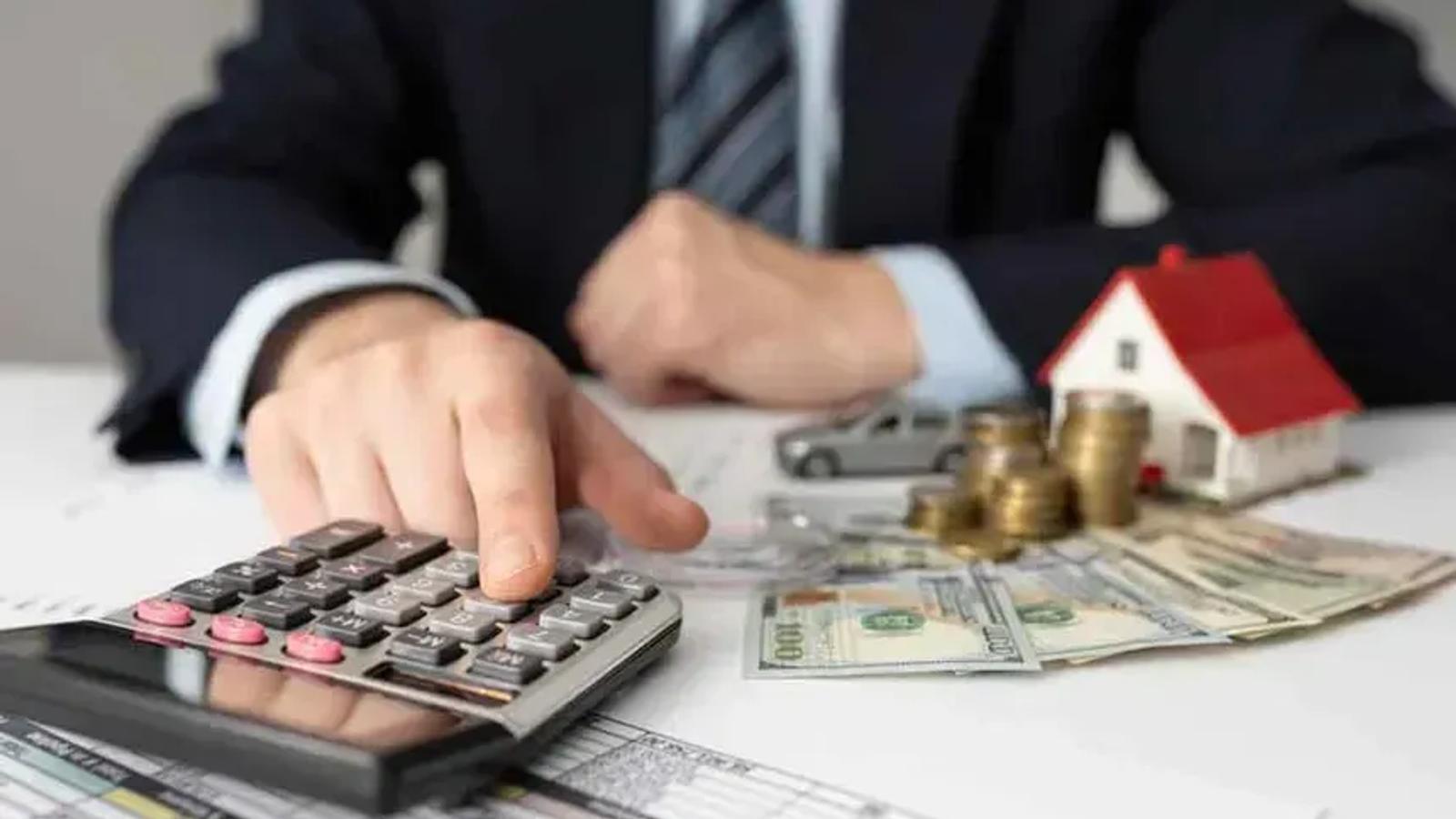Foto de pessoa calculando patrimônio da empresa.