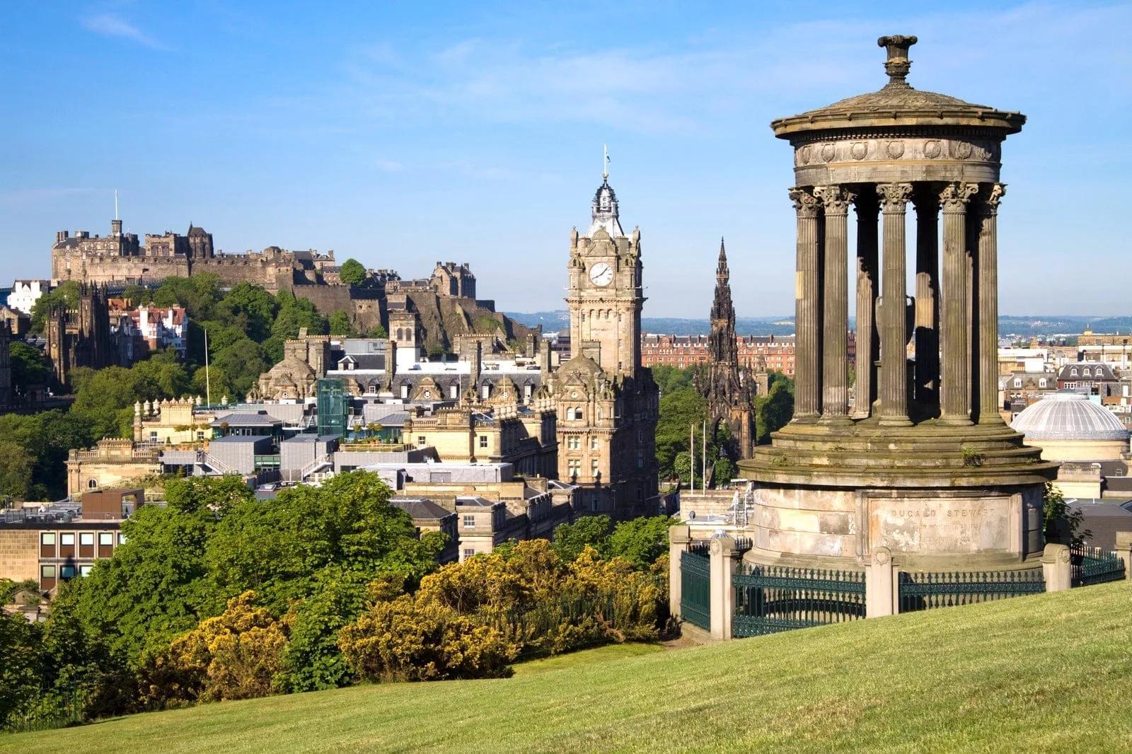 Calton Hill Vista de Calton Hill com o Monumento a Dugald Stewart, em forma de templo circular, e ao fundo o castelo, a torre do Hotel Balmoral e o centro