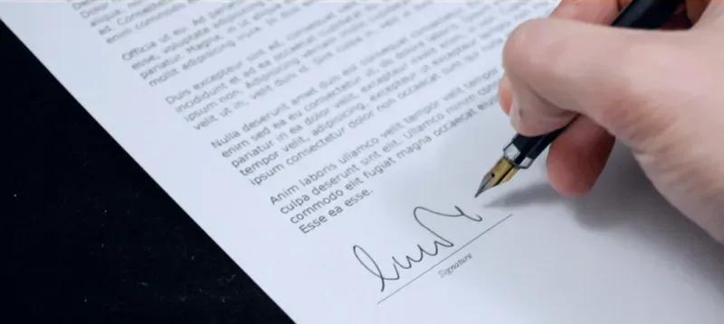 Assinatura da escritura pública Mão assinando um documento impresso com caneta-tinteiro