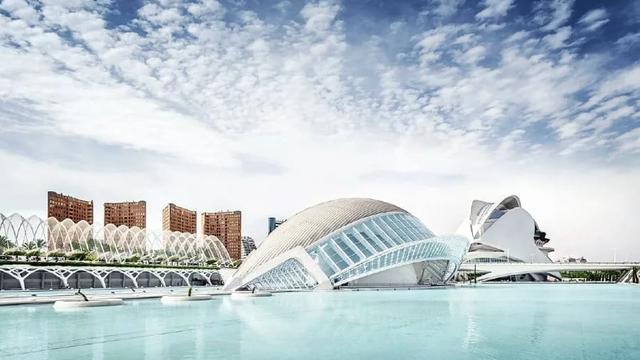 Foto da Cidade das Artes e das Ciências, em Valência, na Espanha: Cultura e Inovação.