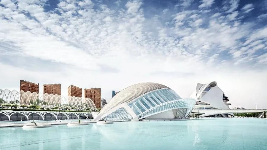Hemisfèric na Cidade das Artes e das Ciências O Hemisfèric, edifício envidraçado em forma de olho sobre um lago, com o Palau de les Arts e prédios ao fundo