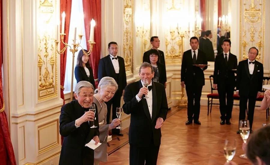 RCR Arquitectes, Pritzker 2017 Brinde em salão de palácio decorado com dourados durante a cerimônia do Prêmio Pritzker 2017, em Tóquio