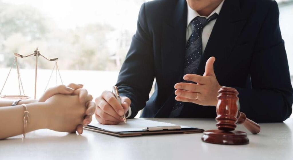 Advogado explicando o processo para cliente.