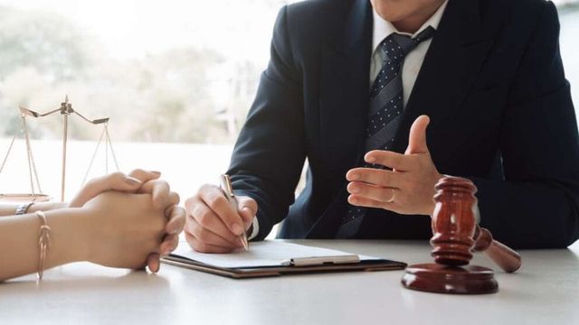 Advogado explicando o processo para cliente.