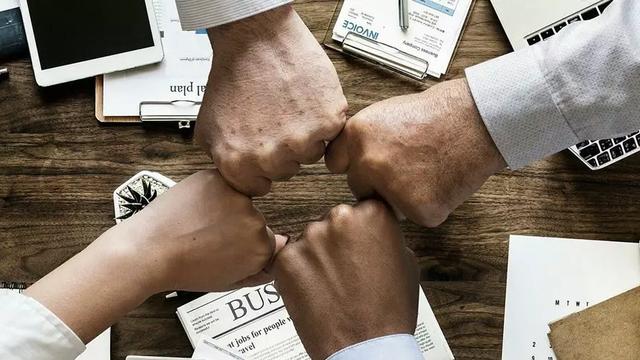 Mãos unidas simbolizando sócios de uma empresa.