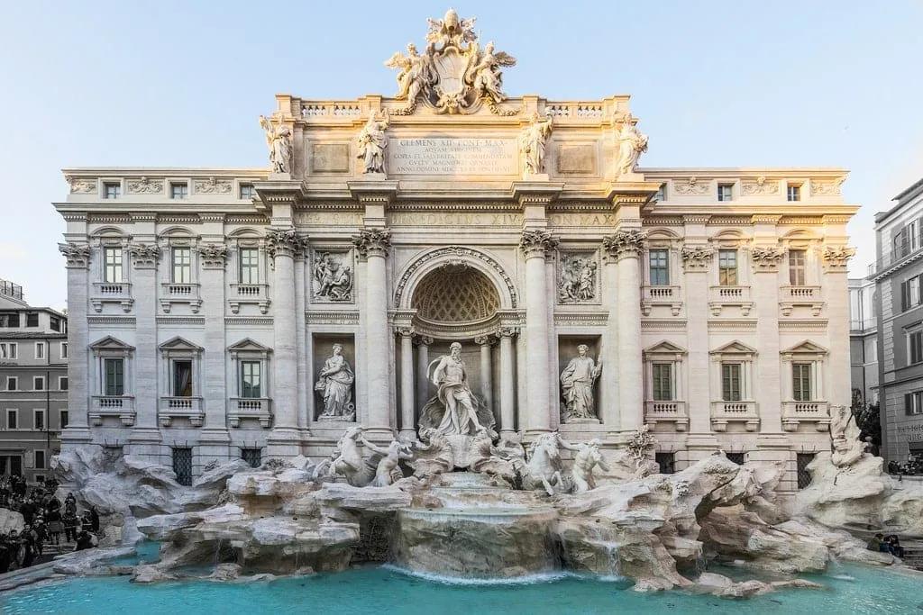 Fontana di Trevi, Roma Fontana di Trevi, em Roma, com esculturas de mármore diante de uma fachada de palácio