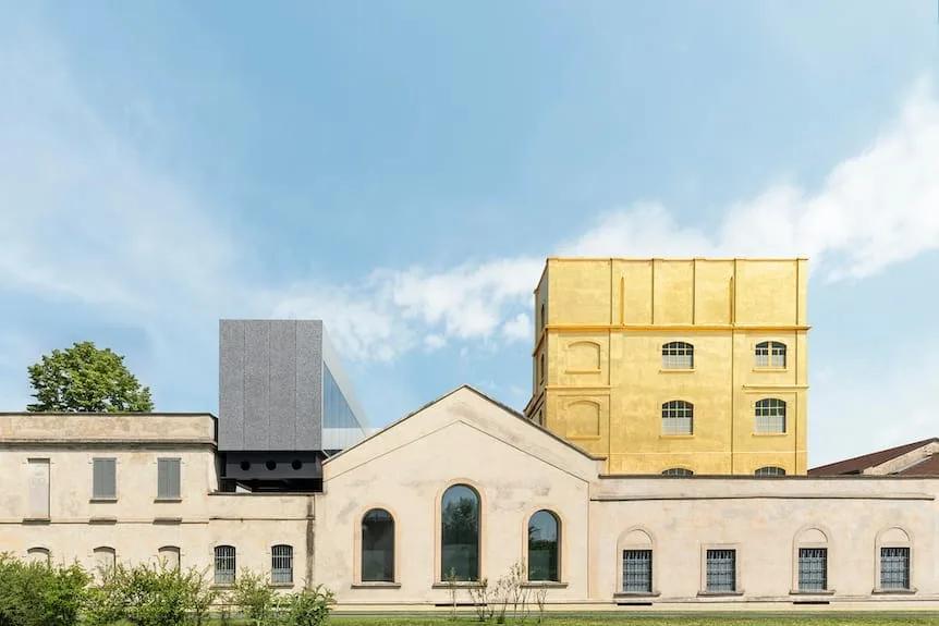 Fondazione Prada, em Milão Pátio e edifícios da Fondazione Prada, centro de arte contemporânea em Milão