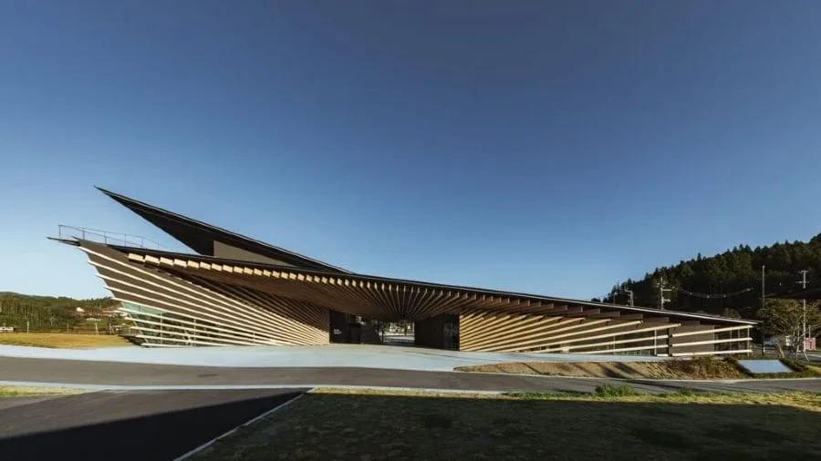 Memorial 3.11 de Minamisanriku, de Kengo Kuma, com fachada de ripas de cedro em forma de portal
