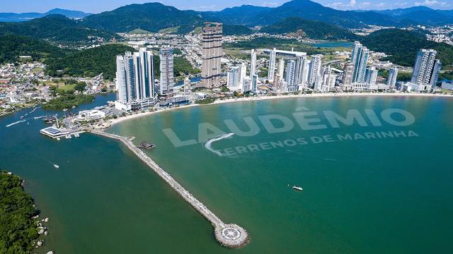 Orla de Balneário Camboriú com os edifícios de frente para a praia, área onde se aplica a taxa Laudemio.