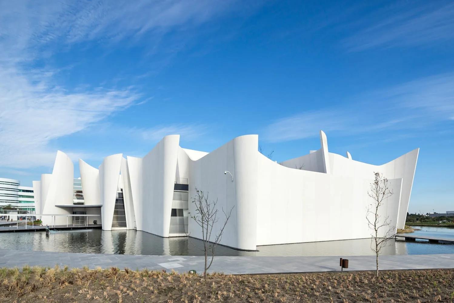 Museu Internacional do Barroco, Puebla Museu Internacional do Barroco, em Puebla, no México, com fachada de painéis brancos curvos