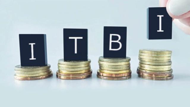 Pilhas de moedas embaixo de cada letra I T B I, simbolizando as taxas desse imposto. 