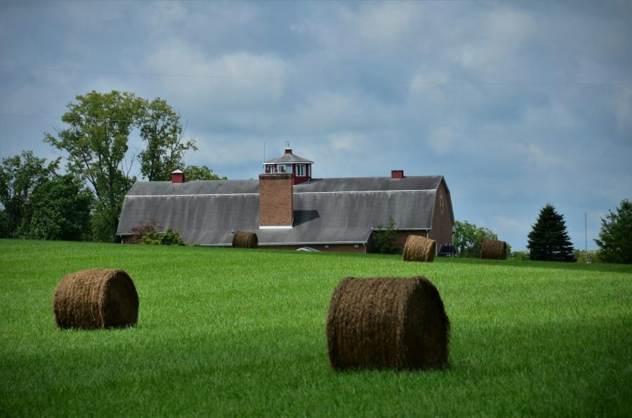 Foto com casa em imóvel rural