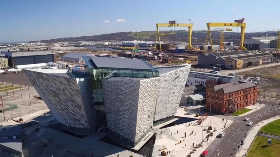 A evolução da arquitetura de Belfast reflete o espírito duradouro da cidade. Os guindastes amarelos do estaleiro são uma característica do horizonte de Belfast há décadas. Foto: Nick Lester.