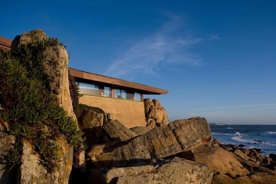 Casa de Chá da Boa Nova, de Álvaro Siza, sobre os rochedos de Leça da Palmeira
