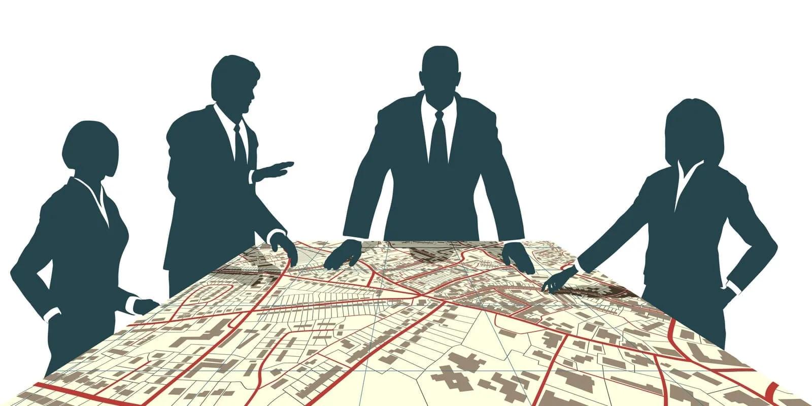 Ilustração de silhuetas de quatro pessoas debruçadas sobre um grande mapa urbano
