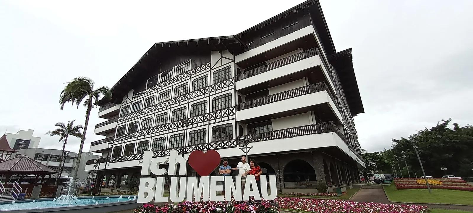 Prefeitura de Blumenau, prédio em estilo enxaimel, com o letreiro Ich liebe Blumenau e um coração vermelho no jardim