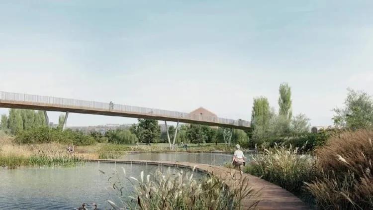 Imagem do projeto com passarela metálica sobre um canal, vegetação ribeirinha e uma pessoa caminhando na margem