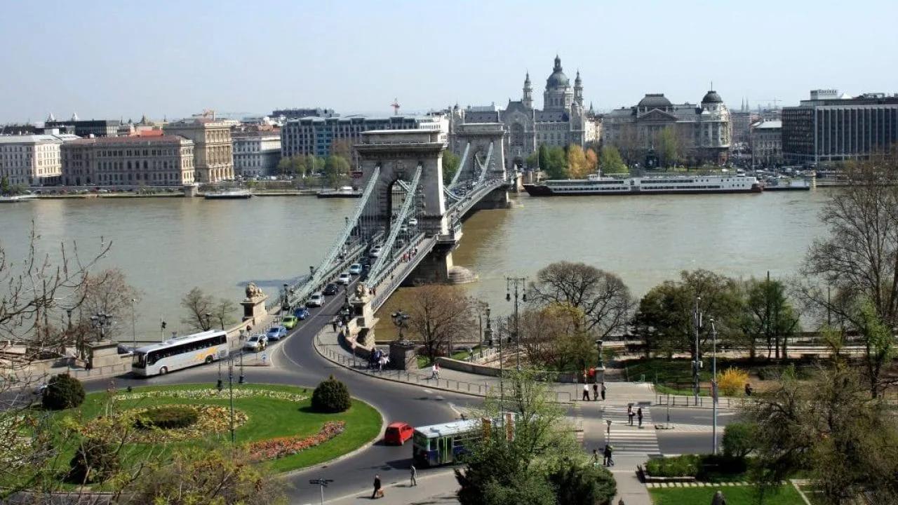 Ponte das Correntes Ponte das Correntes sobre o Danúbio em dia claro, com a cúpula da Basílica de Santo Estêvão ao fundo, em Peste