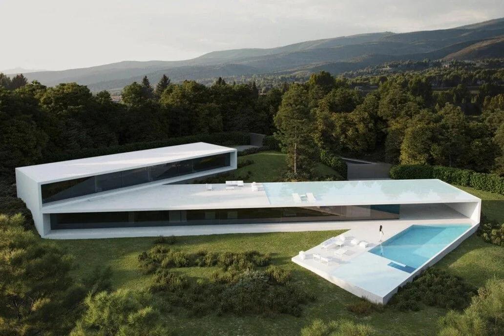 Casa branca de volumes sobrepostos em balanço com piscina, em encosta com árvores