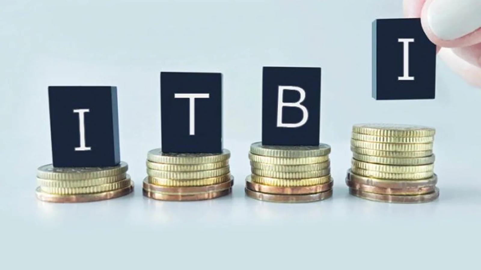 Pilhas de moedas embaixo de cada letra I T B I, simbolizando as taxas desse imposto.