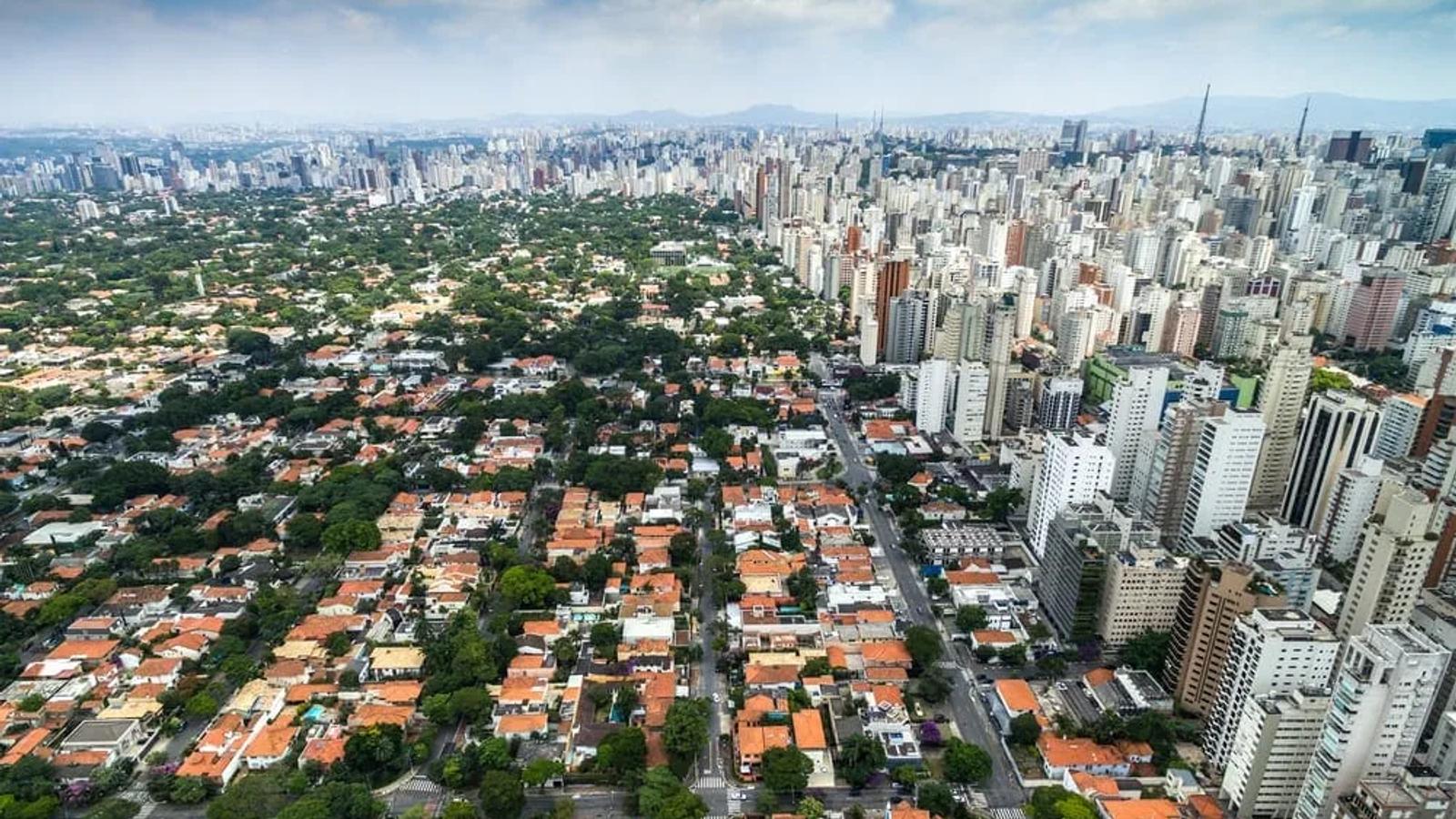 Imagem aérea de cidade mostrando o contraste de duas regiões vizinhas reflexos da especulação imobiliaria.