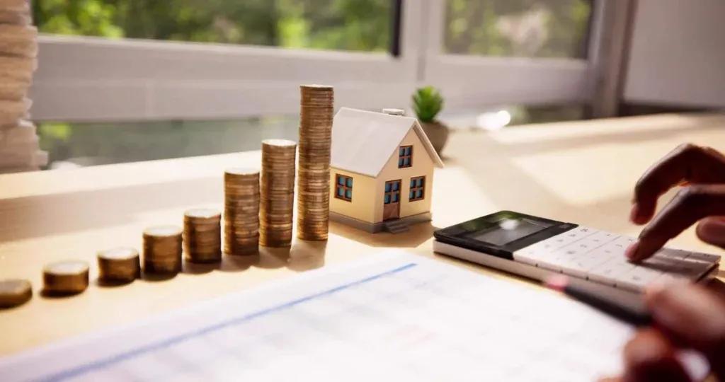 Pessoa calculando valorização de imóvel com uma calculadora.