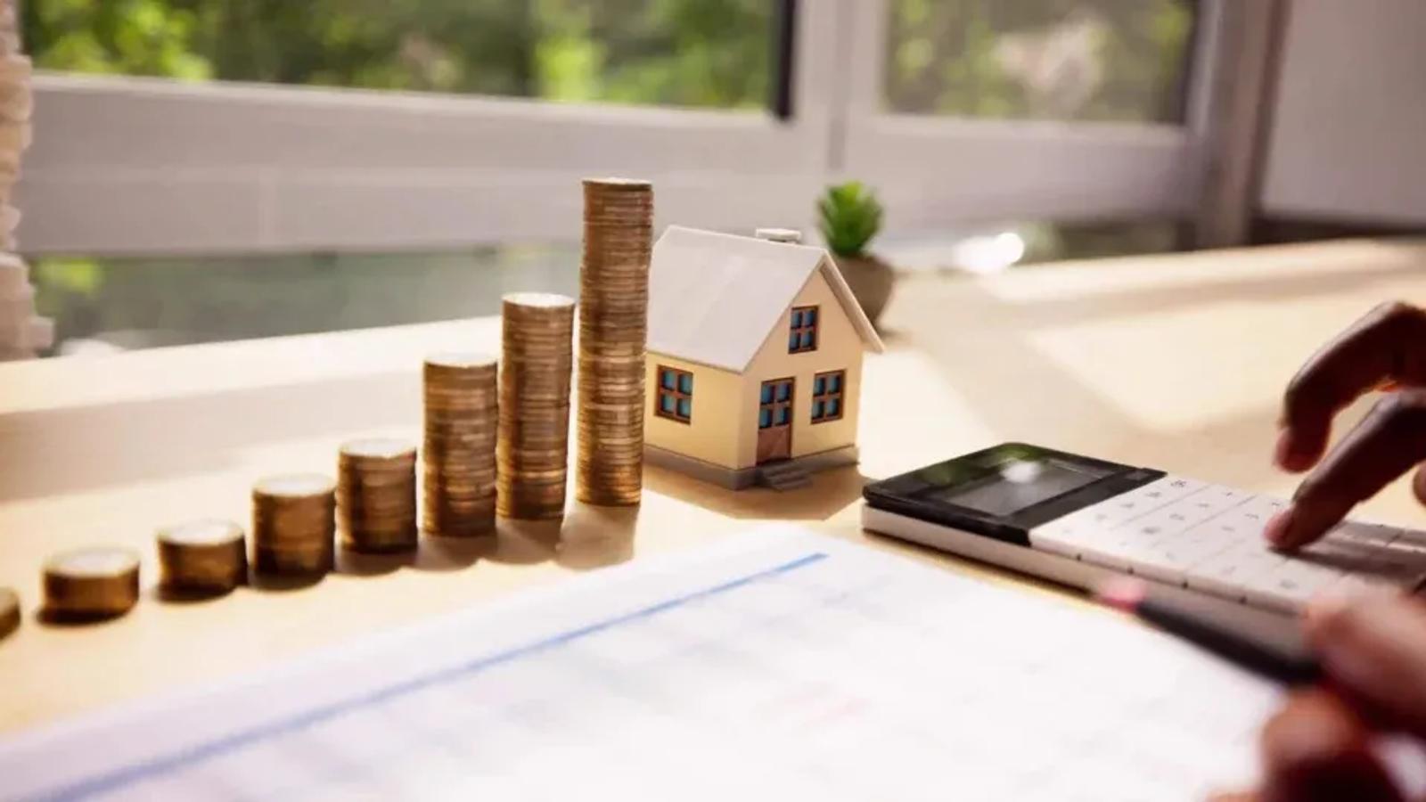 Pessoa calculando valorização de imóvel com uma calculadora.