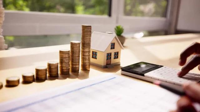Pessoa calculando valorização de imóvel com uma calculadora.