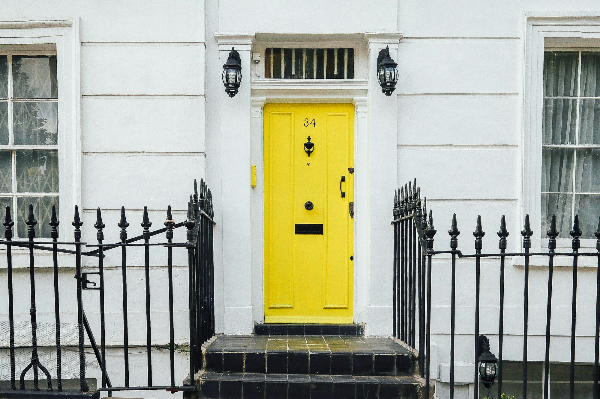 Casa com porta amarela.